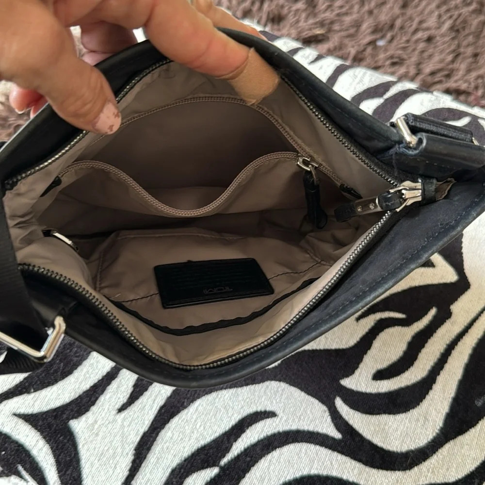 Tumi nylon crossbody bag in black I think it’s the voyager - Picture 10 of 16